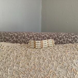 Elegant Gold and Pearl Bracelet